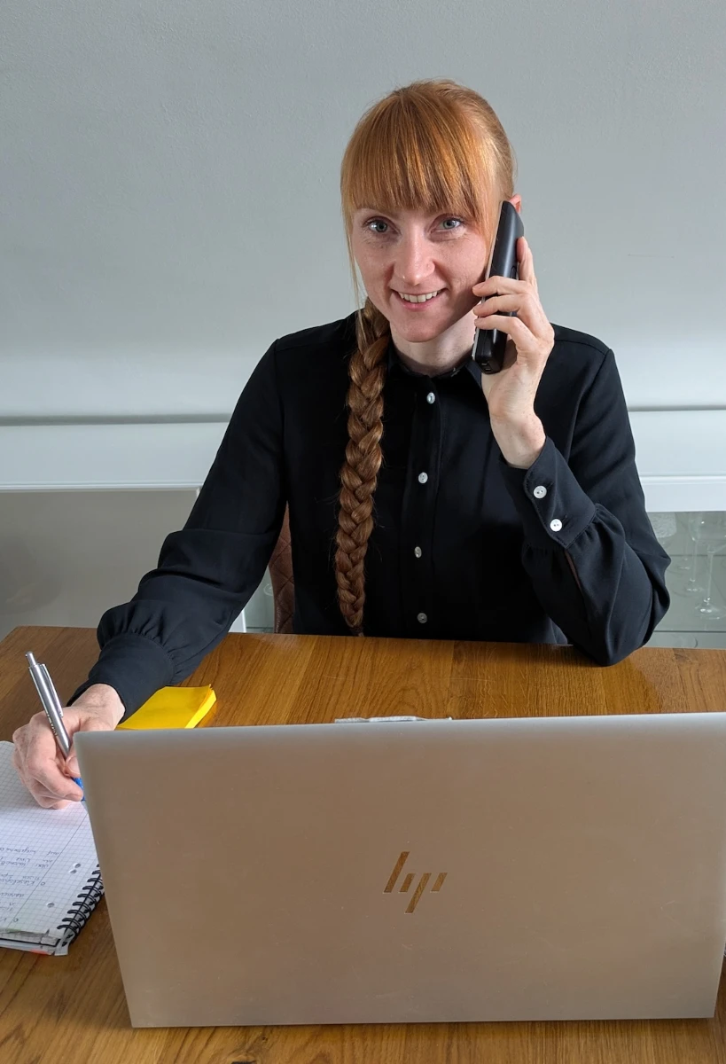 Nicole Paterski am Telefon